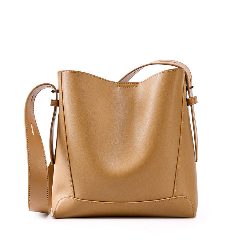 Borsa a Secchiello Oversized in Vera Pelle a Spalla e Crossbody