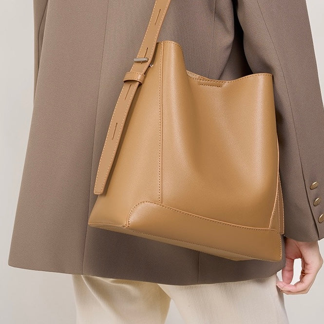Borsa a Secchiello Oversized in Vera Pelle a Spalla e Crossbody