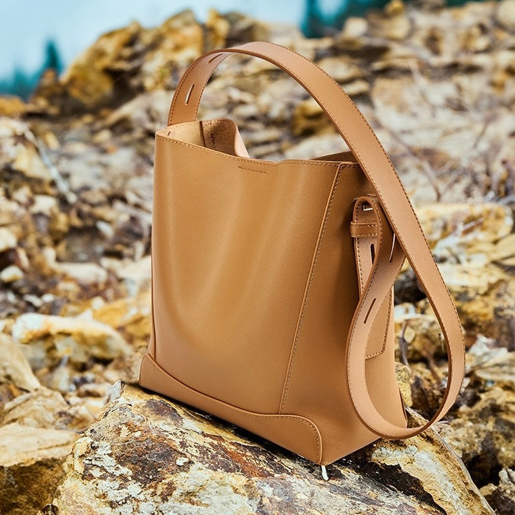 Borsa a Secchiello Oversized in Vera Pelle a Spalla e Crossbody