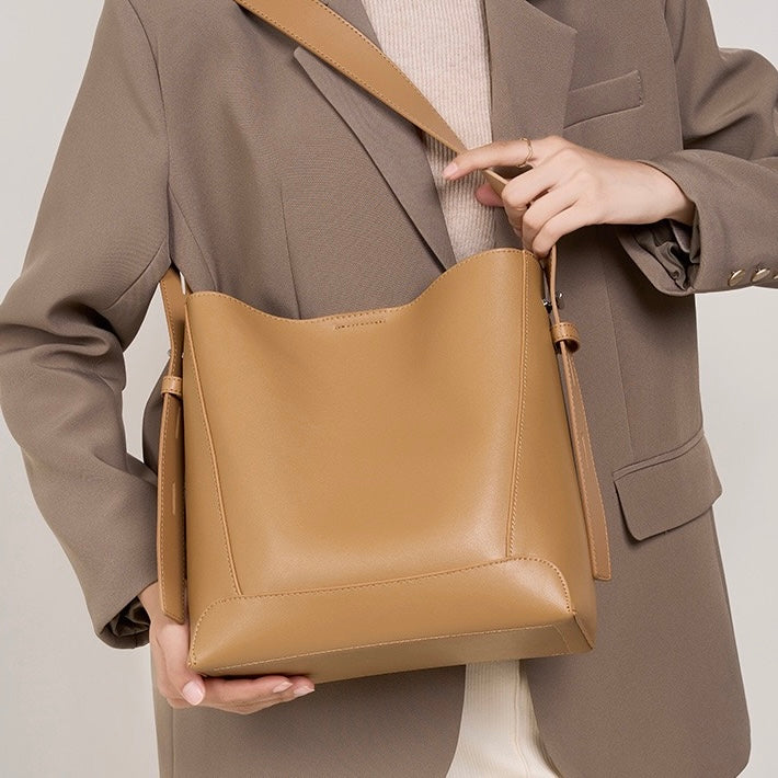 Borsa a Secchiello Oversized in Vera Pelle a Spalla e Crossbody